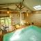 B&B / Chambres d'hotes La Suite Bien-etre, piscine interieure chaufee, sauna & spa prives : photos des chambres