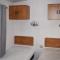 Campings Stunning caravan in Saint-Pe-sur-Nivelle with 3 Bedrooms and WiFi : photos des chambres
