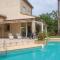 Maisons de vacances Awesome Home In Milhaud With 4 Bedrooms, Wifi And Swimming Pool : photos des chambres