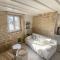 Maisons de vacances Charming little house with exposed stonework : photos des chambres