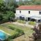 Maisons de vacances 2 bedroom home with shared pool in lovely market town of Olonzac in wine region : photos des chambres
