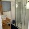 B&B / Chambres d'hotes Merig'home Chambre BD climatisee dans maison avec piscine au calme en ville, SdB & toilettes prives : photos des chambres