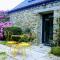 Maisons de vacances Charming granite stone cottage between land and sea, in St Pol de Leon : photos des chambres