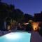 Maisons de vacances Spacious farmhouse with private heated pool in a rustic garden : photos des chambres