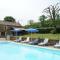 Maisons de vacances Spacious Holiday Home in Besse with Swimming Pool : photos des chambres