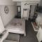 B&B / Chambres d'hotes Studio avec salle d'eau, wc et coin cuisine : photos des chambres