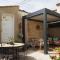 Maisons de vacances Small holiday home with courtyard, Bellegarde : photos des chambres