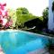 Maisons de vacances Villa calme et lumineuse avec piscine : photos des chambres