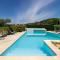 Maisons de vacances Attractive holiday home with shared pool in the Luberon : photos des chambres