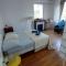B&B / Chambres d'hotes Bed & Breakfast a 20mn direct St Lazare en Train : photos des chambres