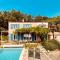 Villas Provencal villa with stunning view & summer pool : photos des chambres