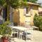 Maisons de vacances Awesome Home In Sablet With Outdoor Swimming Pool, Wifi And 1 Bedrooms : photos des chambres