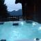 Chalets Stunning Alpine Chalet with Hot tub and Games Room : photos des chambres