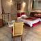Hotels Logis Le Mas Et La Flambee Du Luberon : photos des chambres