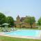 Maisons de vacances Vintage Holiday Home in Besse with Swimming Pool : photos des chambres